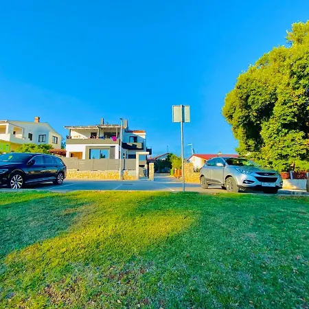 Noel - Three Bedroom With Pool Apartmán