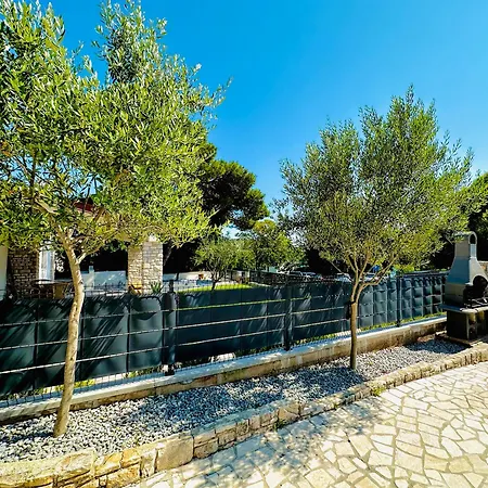 Noel - Three Bedroom With Pool Apartmán *
