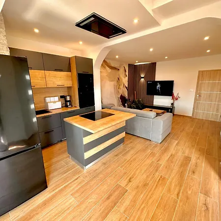 Noel - Three Bedroom With Pool Apartmán *
