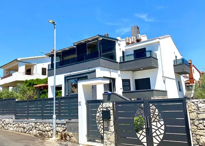Noel - Three Bedroom With Pool Apartman *