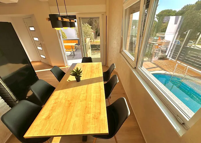 Noel - Three Bedroom With Pool Apartman *