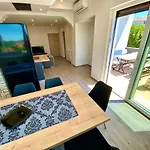 Noel - Three Bedroom With Pool Apartment Banjole