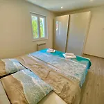 Noel - Three Bedroom With Pool Banjole