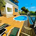 Apartment Noel - Three Bedroom With Pool Banjole