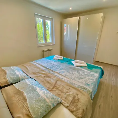 Noel - Three Bedroom With Pool Banjole