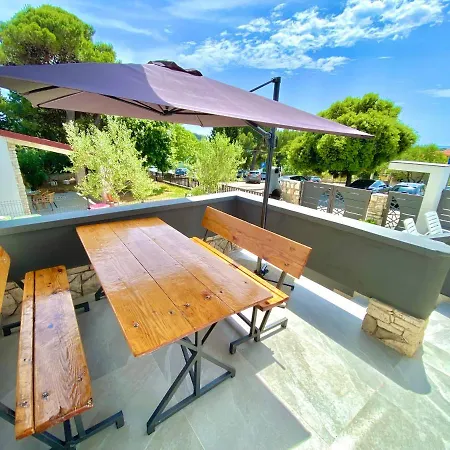 Noel - Three Bedroom With Pool Banjole