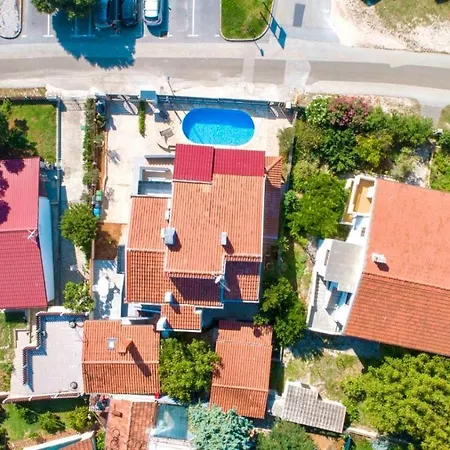Noel - Three Bedroom With Pool Banjole