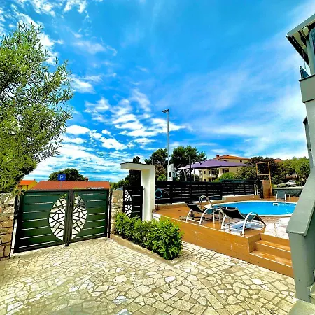 Lägenhet Noel - Three Bedroom With Pool Banjole
