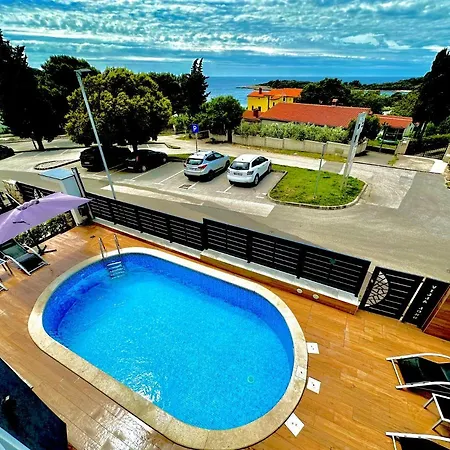 Noel - Three Bedroom With Pool Banjole