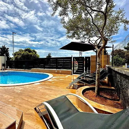 Lägenhet Noel - Three Bedroom With Pool *