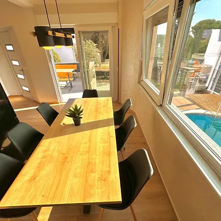 Noel - Three Bedroom With Pool Lägenhet *