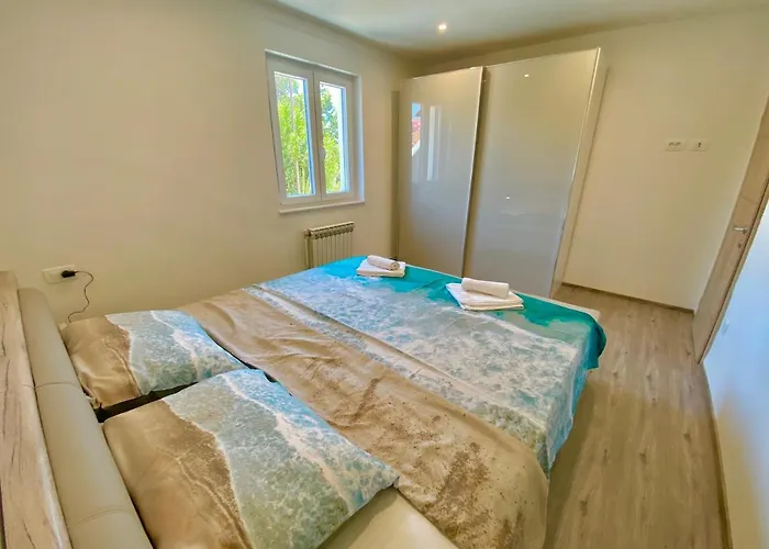 Noel - Three Bedroom With Pool Banjole