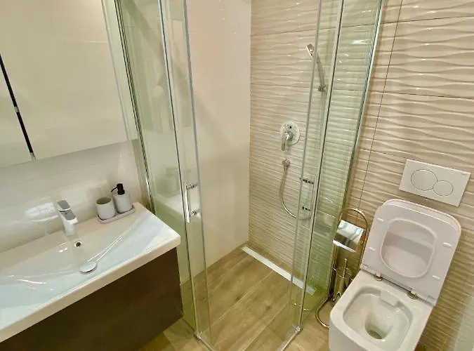 Noel - Three Bedroom With Pool Banjole